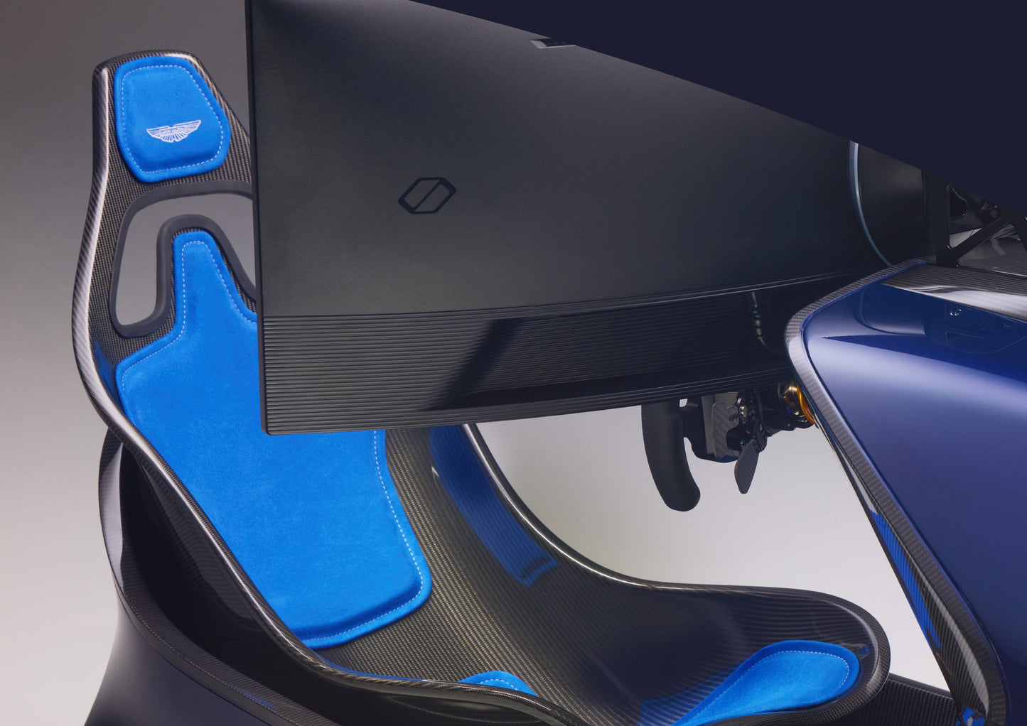 Aston Martin and Curv Racing Simulators [</strong><em>present the AMR-C01-R]</em>