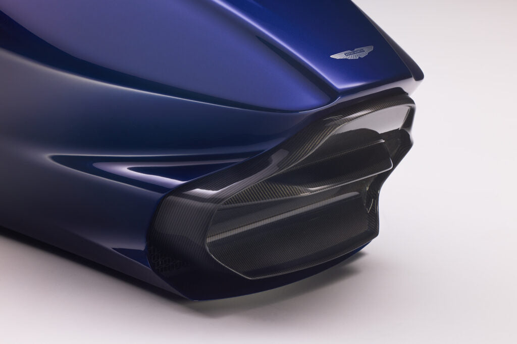 Aston Martin and Curv Racing Simulators [</strong><em>present the AMR-C01-R]</em>